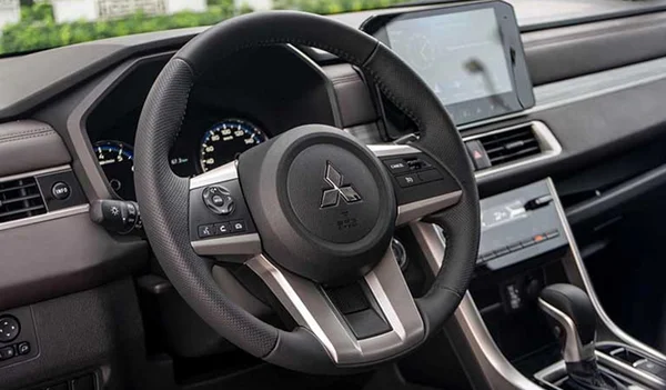 Đánh giá Xpander - một lựa chọn thông minh, sáng suốt nhất trong năm 2023 5 Vô lăng trên Xpander có thiết kế 4 chấu được thừa hưởng từ dòng xe Pajero Sport