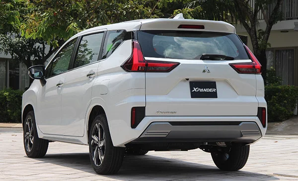 Đại lý Mitsubishi quận 1 so sánh Xpander Cross với Xpander AT 9 Đánh giá Xpander phần đuôi xe thiết kế thể thao với cụm đèn hậu LED hình chữ "T"