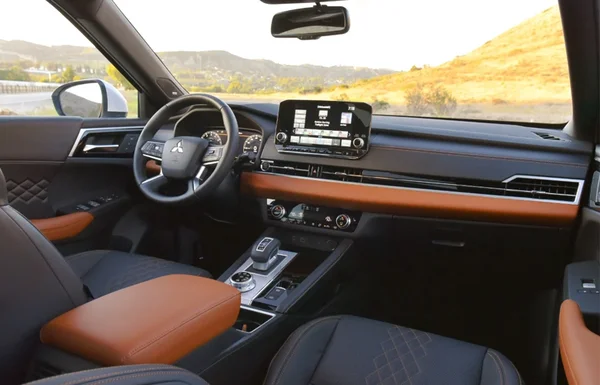 Đánh giá xe Outlander 2023 chi tiết khách quan, nên mua hay không 3 Nội thất đơn giản, thiết kế già dặn theo xu hướng truyền thống