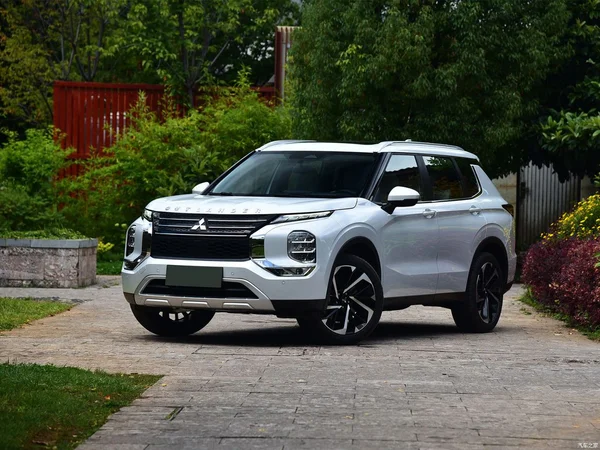 Mitsubishi Outlander 2023 là một mẫu xe CUV - Crossover