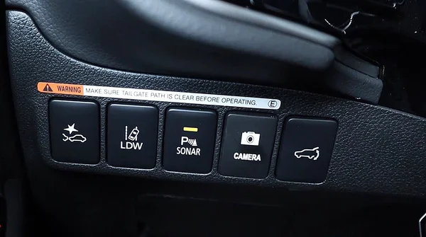 Hướng dẫn sử dụng xe Outlander - Khám phá sự tiện nghi trong năm 2023 3 Những nút điều chỉnh tại cạnh sau vô lăng