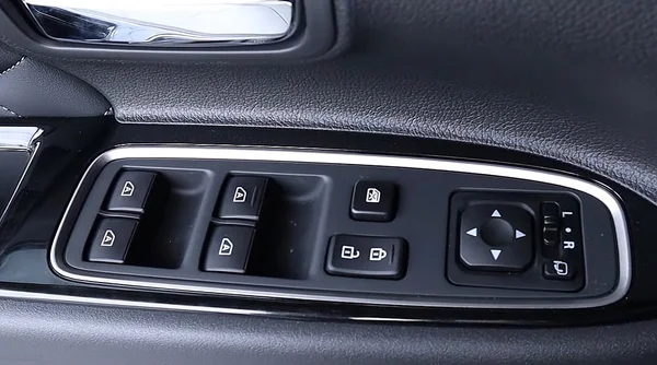 Hướng dẫn sử dụng xe Outlander - Khám phá sự tiện nghi trong năm 2023 2 Hướng dẫn sử dụng xe Outlander 2022 tại vị trí cửa xe