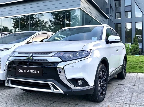 Người mệnh Thủy có thể chọn màu sắc xe Outlander là trắng hoặc vàng nhạt