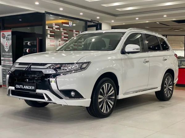 Mitsubishi Outlander 2023- Đẳng cấp hiện đại trên mọi khía cạnh 2 Giá xe Mitsubishi Outlander 2023 phụ thuộc vào từng phiên bản