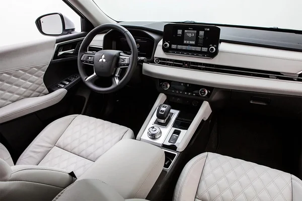 Nội thất của Mitsubishi Outlander 2023 đã được tinh chỉnh tinh tế hơn