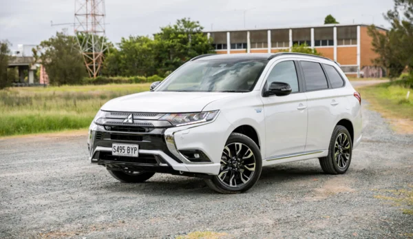 Outlander PHEV - Trải nghiệm xe SUV Hybrid sạc điện đầu tiên 2 Mitsubishi Outlander PHEV 2023 tỏa sáng với một ngoại hình mạnh mẽ