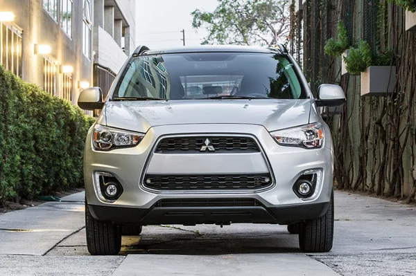 Outlander nhập khẩu: Kết hợp hoàn hảo sang trọng và hiệu suất trong năm 2023 2 Mitsubishi Outlander nhập khẩu ra mắt lần đầu vào năm 2016