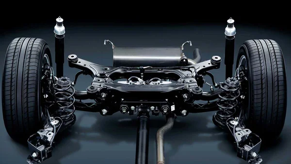 Mitsubishi Pajero Sport 2023 sử dụng cấu trúc body-on-frame thân khung rời, cùng hệ thống khung gầm cứng cáp