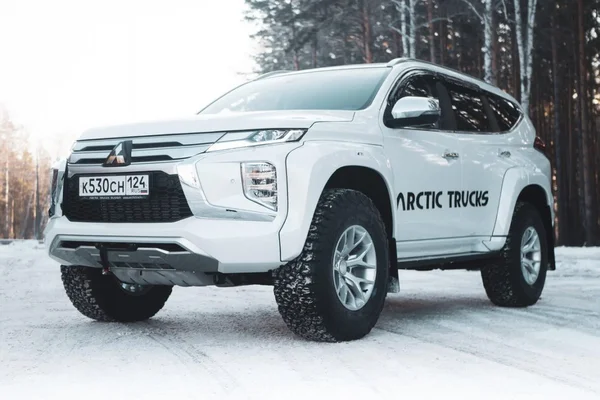 Pajero Sport off-road thường đi kèm với hệ dẫn động 4 bánh toàn thời gian