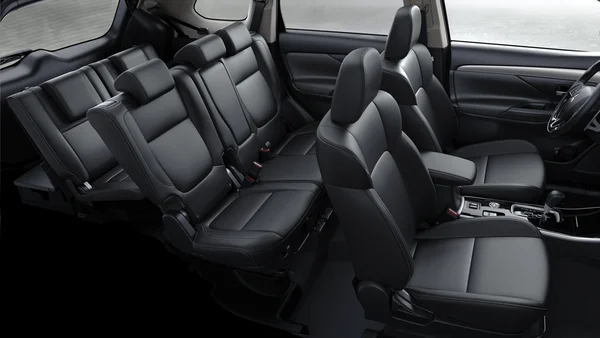 Tính năng an toàn trên xe Mitsubishi Outlander trang bị tiện nghi và hiện đại trong năm 2023 3 Mitsubishi Outlander còn có không gian nội thất rộng rãi và sang trọng