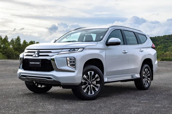 Xe Mitsubishi Pajero Sport mới nhất 2023 Sự xuất hiện mới đầy ấn tượng 1 Mitsubishi Pajero Sport cũng đang ở thế hệ thứ 3 và có một bản nâng cấp vào ngày 6/10/2020