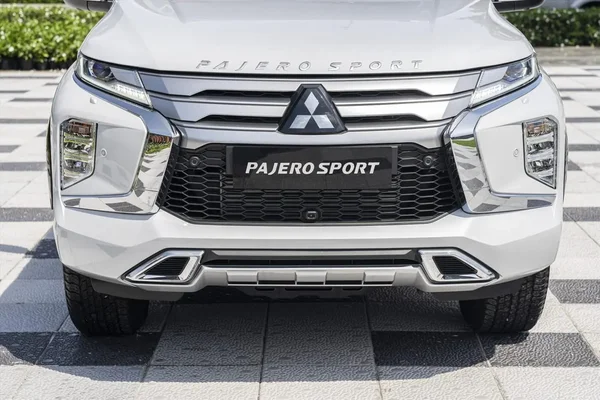 Đánh giá xe Pajero Sport 2023 - Đẳng cấp và tiện nghi hoàn hảo 2 Đầu xe Mitsubishi Pajero Sport 2023 được thiết kế cuốn hút với vẻ mạnh mẽ, cứng cáp