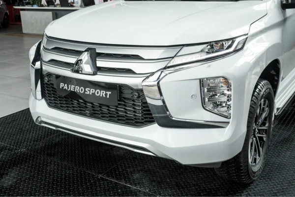 Đánh giá xe Pajero Sport 2023 - Đẳng cấp và tiện nghi hoàn hảo 3 Hệ thống đèn cũng là một điểm nổi bật trên Pajero Sport 2023