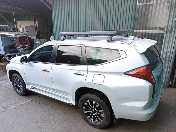 Độ xe Pajero Sport 2023 - Nâng tầm giá trị và thể hiện phong cách. 2 Baga mui xe là sản phẩm sử dụng để chở hàng hóa hay đồ dùng khi đi du lịch