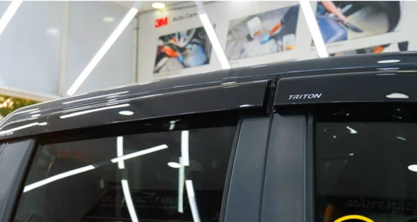 Độ xe Triton 2023: Khẳng định sự đẳng cấp, phong cách cá nhân 2 Độ xe Triton phần vè che mưa xe