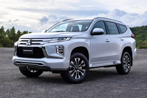 Khuyến mãi và ưu đãi khi mua xe Pajero Sport Tháng 9 - Cơ hội tuyệt vời 1 Trên thị trường quốc tế Pajero Sport còn có tên gọi là Challenger, Montero Sport, hay Shogun Sport