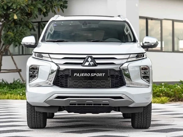 Màu sắc xe Pajero Sport 2023 - Lựa chọn độc đáo phong cách riêng 2 Màu sắc xe Pajero Sport- Màu trắng mang lại cảm giác sang trọng, tinh tế và sạch sẽ