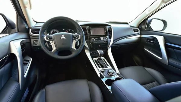 Nhược điểm xe Pajero Sport 2023 - nên mua xe hay không? Giải đáp 1 Nhược điểm xe Pajero Sport về mặt thiết kế nội thất