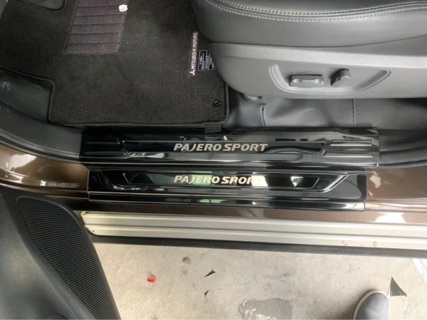 Phụ kiện Pajero Sport 2023 - Điểm nhấn cá nhân chiếc xe đẳng cấp 3 Nẹp bước chân được làm từ chất liệu nhựa mạ chrome sang trọng và giúp ngăn chặn trầy xước