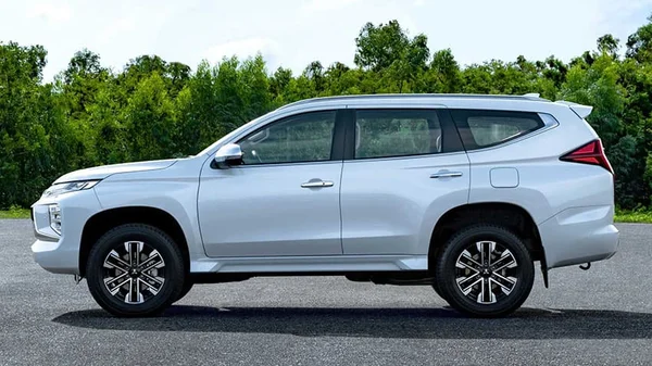 Thiết kế Pajero Sport 2023: Mạnh mẽ, Năng động và Đẳng cấp 3 Thiết kế của xe Pajero Sport phần thân xe trường dáng mang tới vẻ ngoài hình mạnh mẽ, năng động