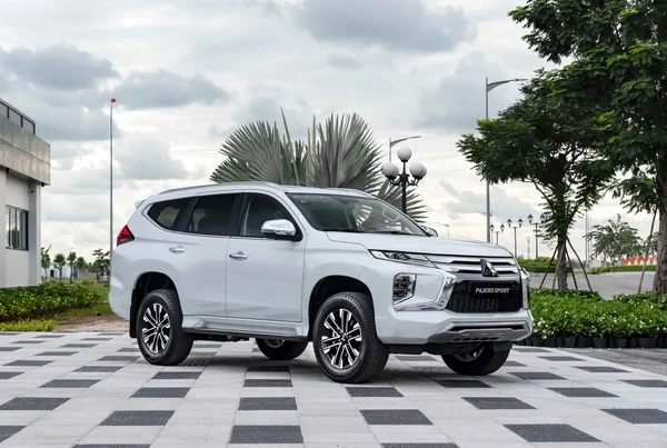 Thiết kế Pajero Sport 2023: Mạnh mẽ, Năng động và Đẳng cấp 1 Thiết kế của xe Pajero Sport 2023 có vẻ ngoài thể thao và được tối ưu hóa