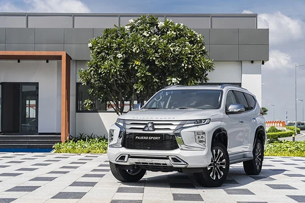 Pajero Sport 2023 là một mẫu xe SUV có thiết kế thể thao, mạnh mẽ