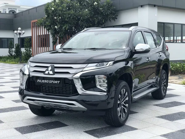 Ưu điểm xe Pajero Sport: Hiện đại, mạnh mẽ và tiện nghi 2 Ưu điểm xe Pajero Sport 2023 với đường nét góc cạnh và vẻ ngoài thể thao