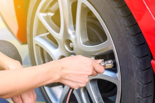 Cách bảo dưỡng xe ô tô: Đảm bảo an toàn và độ bền cho xe 2 Kiểm tra lốp xe là công việc quan trọng trong cách bảo dưỡng xe ô tô đúng cách