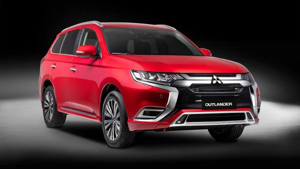 Mitsubishi Outlander 2022 sở hữu vẻ ngoài mạnh mẽ, nội thất chất lượng