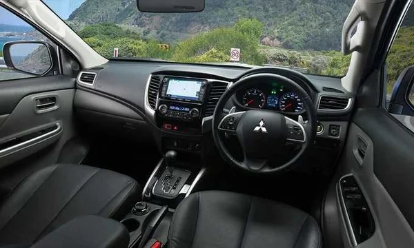 So sánh mitsubishi triton và ford ranger: Lựa chọn xe bán tải nào trong năm 2023 3 Khoang nội thất trên Mitsubishi Triton 2023 có thiết kế đơn giản