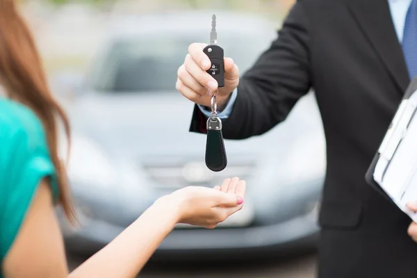 Thủ tục sang tên xe ô tô: Hồ sơ, quy trình có khó khăn, phức tạp 2 Hồ sơ cần chuẩn bị cho thủ tục sang tên xe ô tô đơn giản và dễ đáp ứng