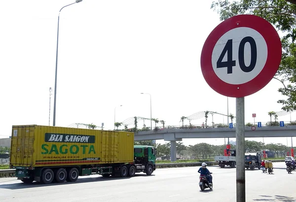 Xử phạt vi phạm luật giao thông đối với xe ô tô: Hành vi vi phạm 1 Vi phạm giao thông ô tô là hành vi không tuân thủ các quy định pháp luật giao thông đường bộ khi tham gia lưu thông