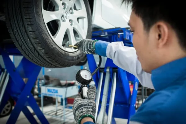 Cách bảo dưỡng xe ô tô: Đảm bảo an toàn, tăng tuổi thọ cho xe 2 Cách bảo dưỡng xe ô tô đúng cách là cần phải kiểm tra lốp xe