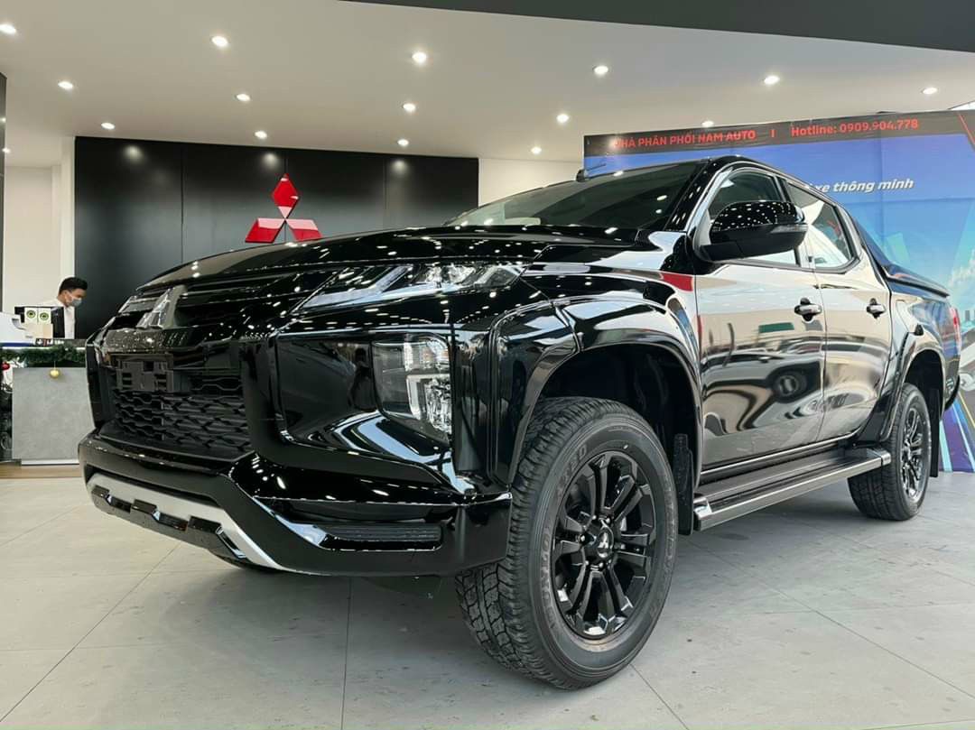 Mitsubishi Triton có nhiều phiên bản khác nhau, phù hợp cho nhiều nhu cầu 2 Mitsubishi Triton 4x4 AT MIVEC Premium 2024 với động cơ diesel 2.4L, hệ dẫn động Super Select 4WD-II, nội thất da cao cấp và 7 túi khí an toàn