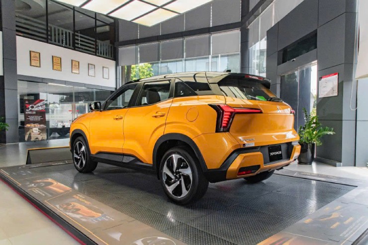 Giá xe Mitsubishi Xforce lăn bánh khuyến mãi Tháng 09/2025 2 Ngoại thất Mitsubishi Xforce Ultimate khác biệt với radar quét tích hợp dưới logo đầu xe