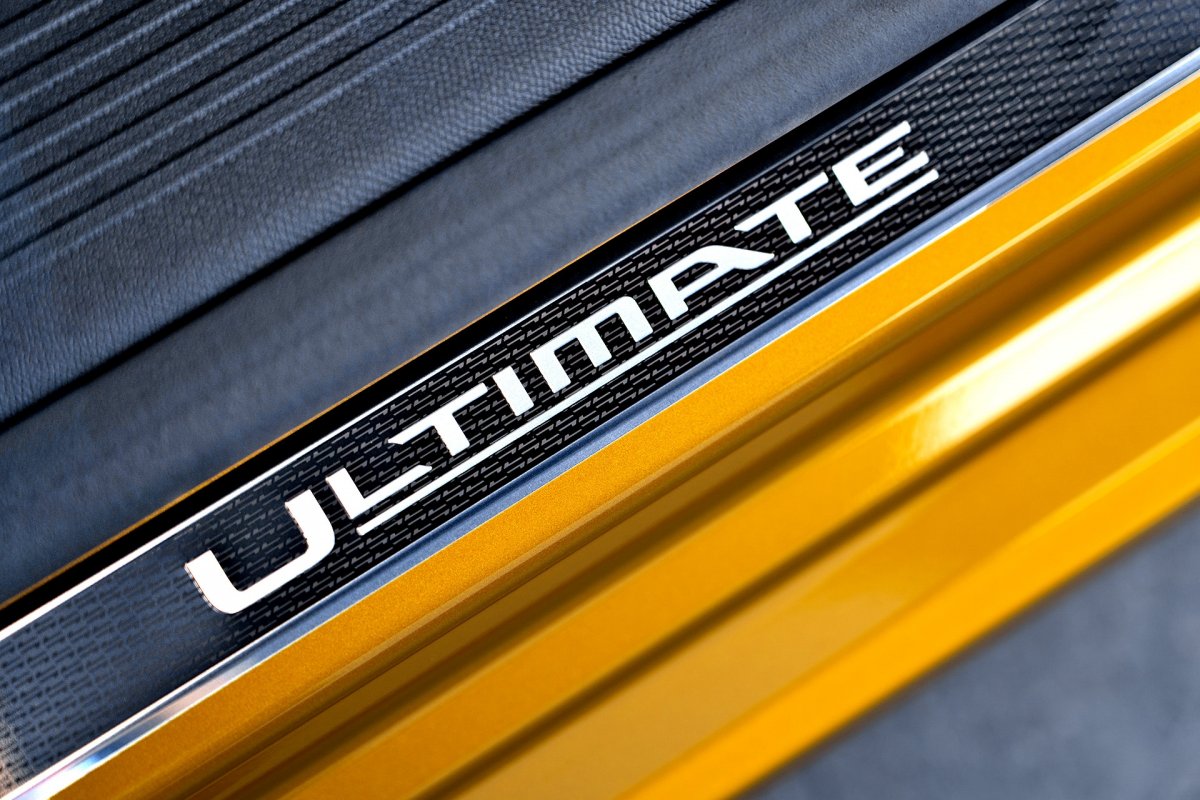 Giá Mitsubishi Xforce Ultimate: Giá từ 705 triệu đồng, nhiều tính năng hiện đại 6 Phần đuôi Mitsubishi Xforce Ultimate nổi bật với logo Ultimate trên cửa cốp