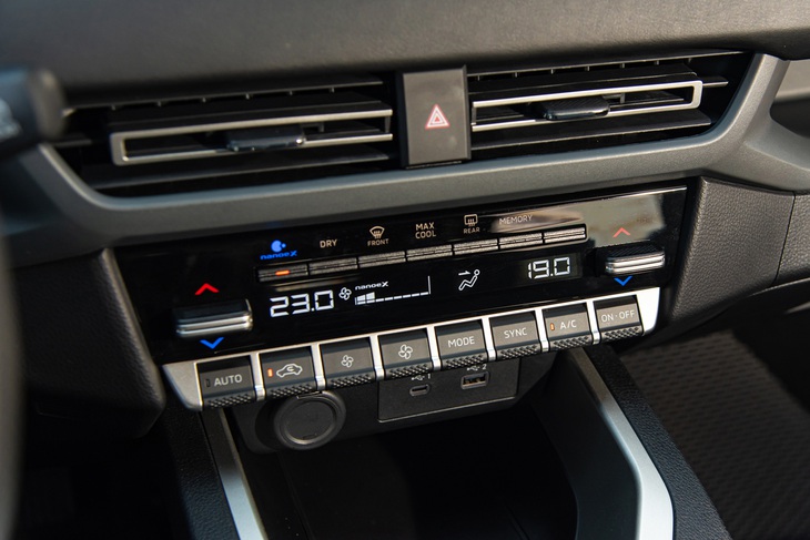 Tin tức giá xe: Mitsubishi Xforce giảm giá 30 triệu tại đại lý 9 Vô lăng và bảng đồng hồ kỹ thuật số Mitsubishi Xforce 2024 tiện nghi - 2