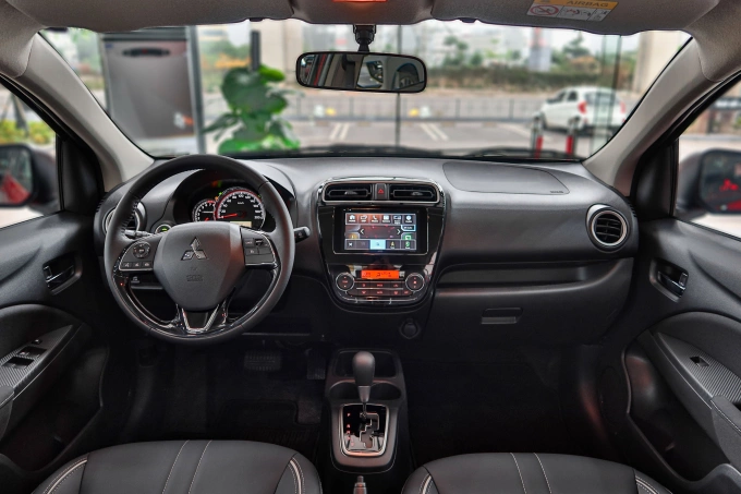 Bảng giá Mitsubishi Attrage 2024 tháng 7 7 Khoang lái của Attrage được làm khá đơn giản nhưng vẫn đầy đủ tiện nghi