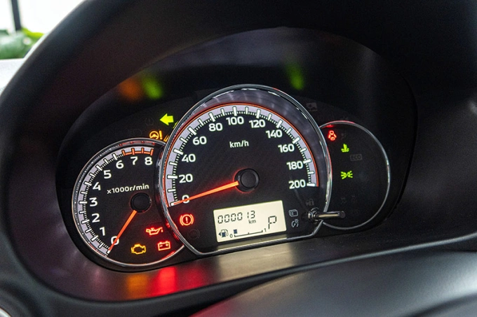 Bảng giá Mitsubishi Attrage 2024 tháng 7 8 Bảng đồng hồ dạng Analog hiển thị đầy đủ thông tin hỗ trợ lái
