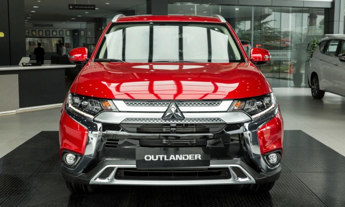 Bảng giá Mitsubishi Outlander 2024 tháng 7 3 Đầu xe Outlander vẫn tuân thủ theo ngôn ngữ thiết kế Dynamic Shield ấn tượng của Mitsubishi