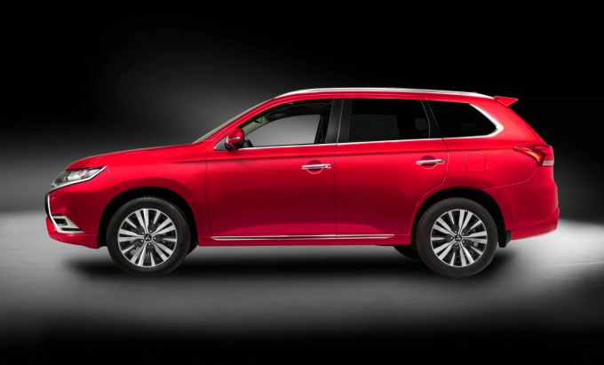 Bảng giá Mitsubishi Outlander 2024 tháng 7 4 Những chi tiết mạ crom kết hợp với đường dập nổi tạo cảm giác sang trọng và thể thao ở phần thân xe Outlander