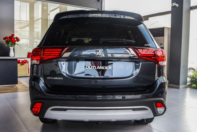 Bảng giá Mitsubishi Outlander 2024 tháng 7 5 Đuôi xe vẫn giữ nguyên kiểu thiết kế hầm hố, đẹp mắt giống phiên bản cũ