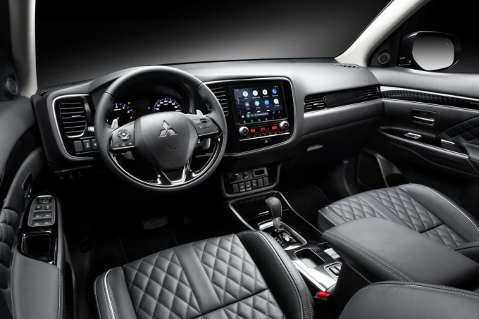 Bảng giá Mitsubishi Outlander 2024 tháng 7 6 Không gian nội thất và khoang lái có phần trung tính nhưng vẫn đầy đủ tiện nghi