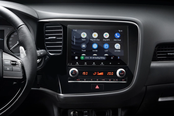 Bảng giá Mitsubishi Outlander 2024 tháng 7 7 Cụm màn hình cảm ứng giải trí với kích thước 8 inch, có đầy đủ các kết nối
