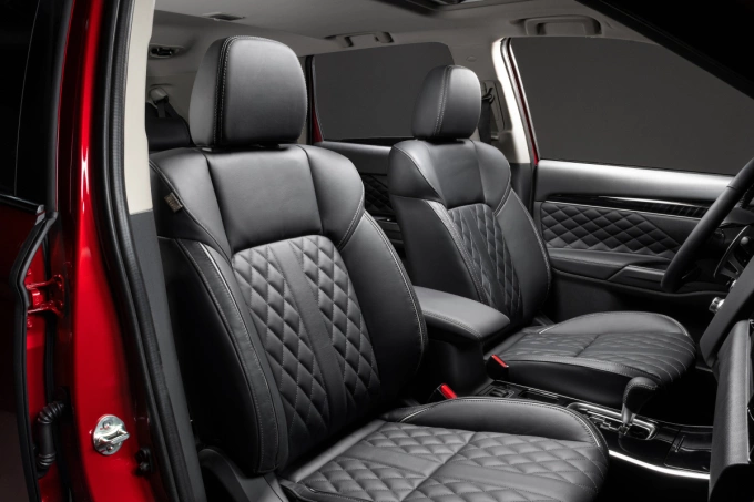 Bảng giá Mitsubishi Outlander 2024 tháng 7 8 Trang bị ghế da cao cấp với tựa lưng họa tiết quả trám trên phiên bản Premium