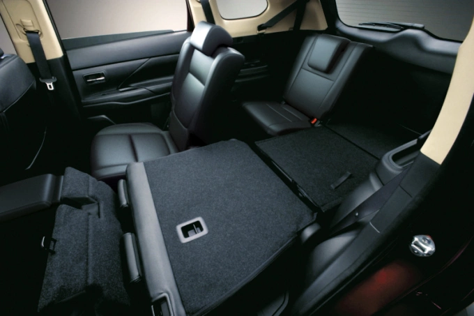 Bảng giá Mitsubishi Outlander 2024 tháng 7 9 Hàng ghế hành khách của Outlander có thể gập phẳng để tạo không gian để đồ lớn hơn