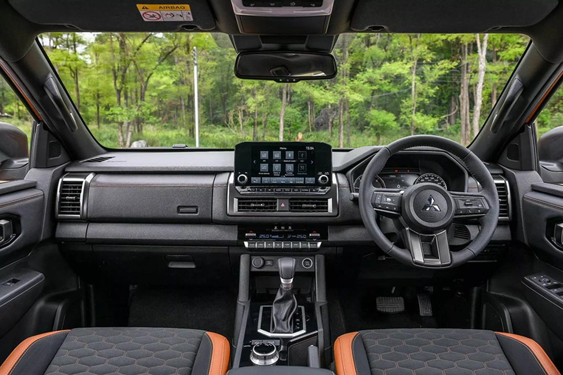 Mitsubishi Triton 2024: ra mắt phiên bản thể thao sau thế hệ mới 3 Nội thất xe, ngoài nâng cấp màu và chỉ khâu, không có quá nhiều thay đổi so với bản cao cấp của Triton đời mới