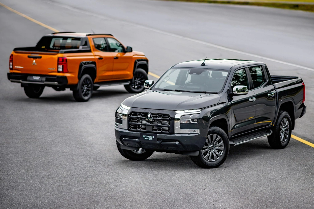 Giá xe Mitsubishi Triton lăn bánh khuyến mãi Tháng 9/25 1 Ngoại thất Mitsubishi Triton 2024 thể thao với lưới tản nhiệt vuông vức và đèn LED ban ngày hiện đại