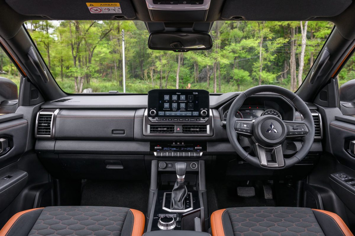 Giá xe Mitsubishi Triton lăn bánh khuyến mãi Tháng 9/25 6 Nội thất Mitsubishi Triton 2024 hiện đại với màn hình giải trí lớn và vô lăng 3 chấu thể thao