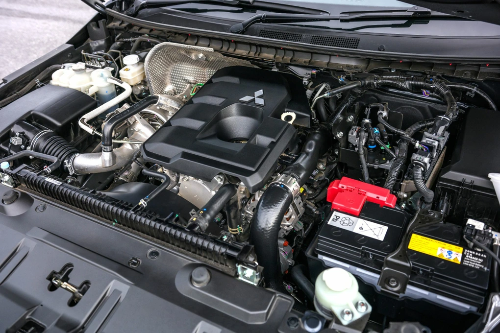 RA MẮT MITSUBISHI TRITON 2024 6 Khoang động cơ Triton 2024 trang bị máy dầu 2.4L mới, hộp số tự động 6 cấp tiết kiệm nhiên liệu